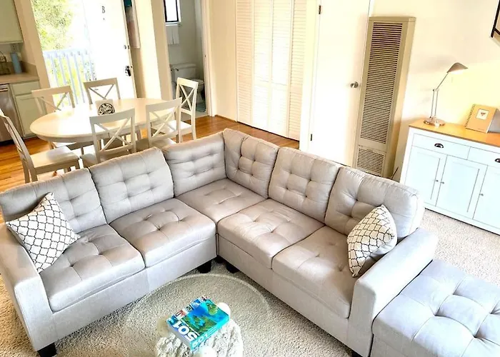 Modern & Cozy Gem ~ Walk To The Beach ~ Queen Beds